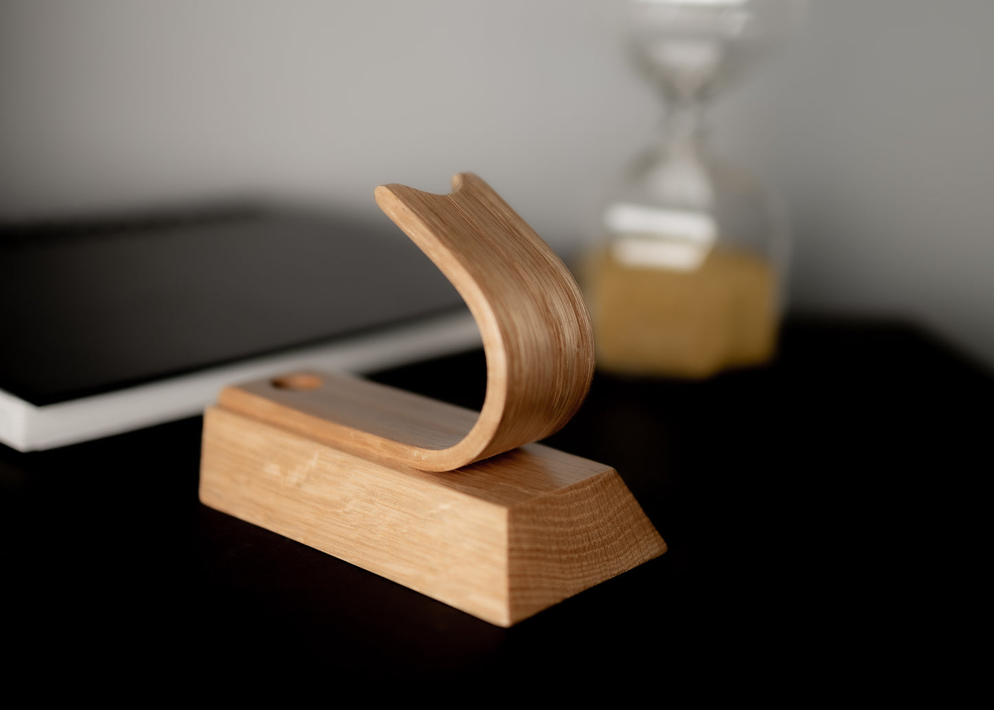 Luxury Oak Pen Holder Stand | Handcrafted Single Pen Display | Swiss Collection
